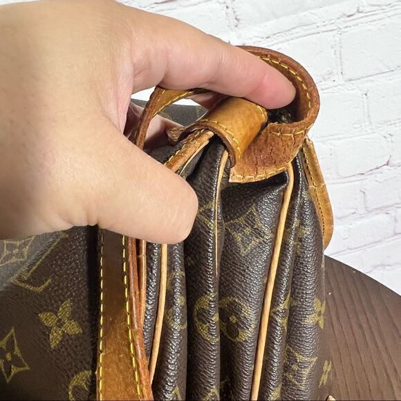 LOUIS VUITTON Classic Unisex Monogram Saumur 35 Cross Body bag Vintage 1992 - Picture 13 of 17